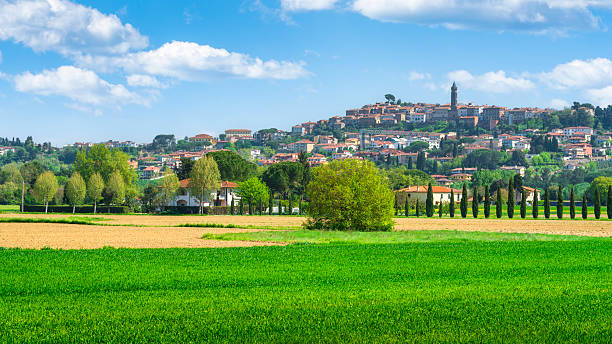 Veduta primaverile di un borgo collinare nei pressi di Peccioli