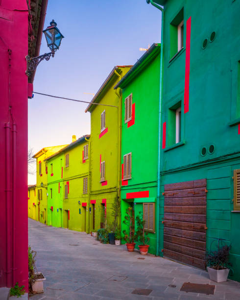 Case colorate in una via di Ghizzano, frazione di Peccioli