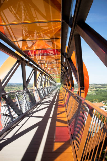La colorata passerella pedonale panoramica di Peccioli